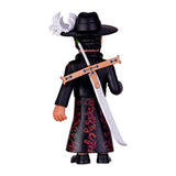 Rueckansicht einer Mihawk Falkenauge Figur mit Hut und Schwert auf dem Ruecken