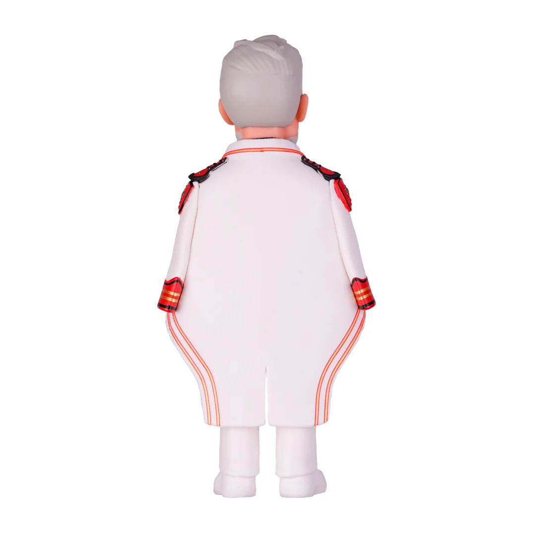 Rueckansicht einer Kapitaensfigur in weisser Uniform mit roten und goldenen Details