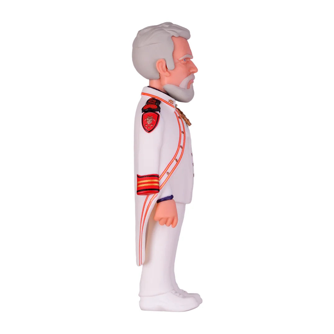 Seitenansicht einer Kapitänsfigur mit weißer Uniform und grauem Bart