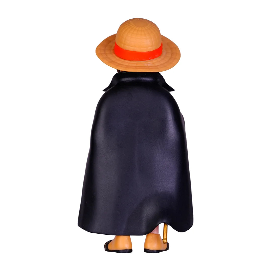 Rueckansicht einer One Piece Ruffy Figur mit Strohhut und schwarzem Umhang