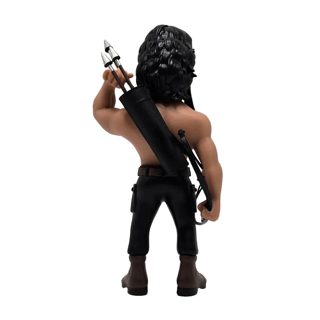 Rambo Figur von hinten mit Köcher und Pfeilen