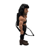 Rambo Actionfigur mit dunklen Haaren und Armbrust in Seitenansicht