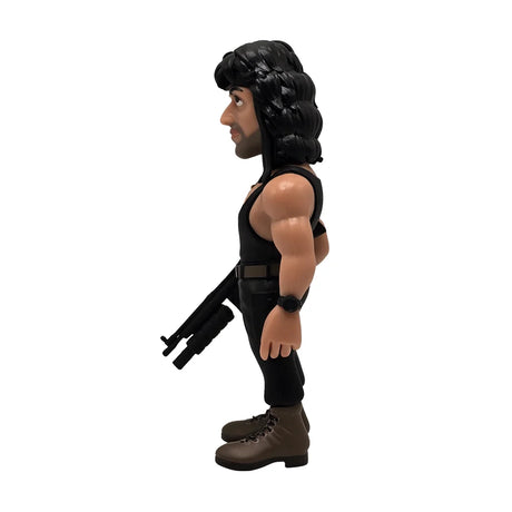 Rambo Actionfigur in Seitenansicht mit schwarzem Tanktop und Gewehr