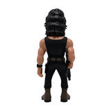 Rückansicht einer Actionfigur mit schwarzem Tanktop und dunkler Hose