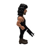 Sammelfigur von Rambo mit schwarzem Tanktop und Gewehr in der Seitenansicht