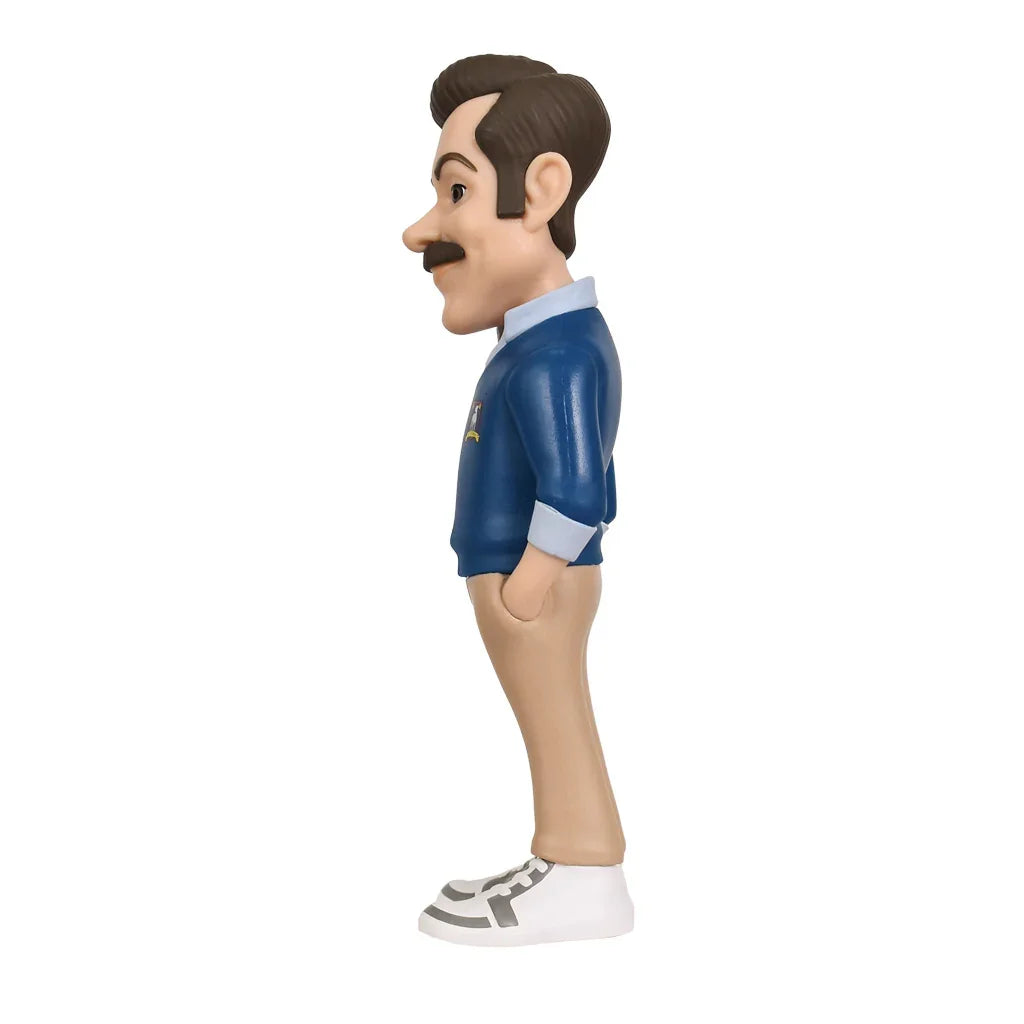 Ted Lasso Vinylfigur in Seitenansicht mit blauem Pullover und beiger Hose