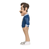 Ted Lasso Vinylfigur in Seitenansicht mit blauem Pullover und beiger Hose