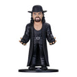 Minix Sammelfigur von The Undertaker in schwarzer Kleidung mit Hut auf einem runden Sockel