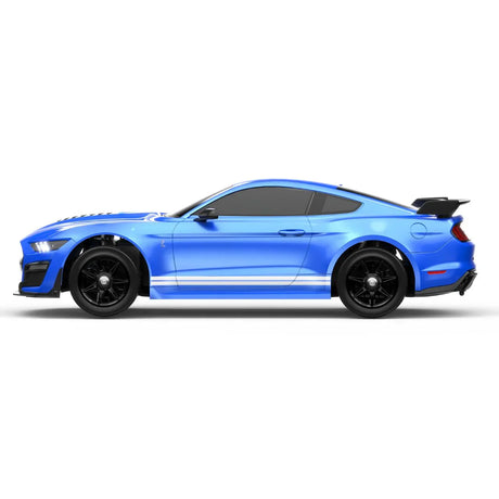 Seitenansicht des lizenzierten MJX Hyper Go 10306 RC Ford Mustang Shelby GT500 Onroad-Modells in Blau mit weißen Rennstreifen.
