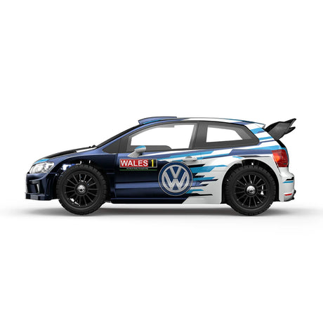 Seitenansicht des MJX Hyper Go 14304 1:14 RC-Rallye-Modells im blau-weißen VW Polo WRC Design mit schwarzen Mehrspeichenfelgen.