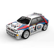 Weißes Modellauto mit Martini Racing Aufklebern und der Nummer 4 auf der Seite