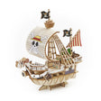 Modellschiff aus Holz mit Piratenflaggen und Totenkopf-Design auf dem Segel