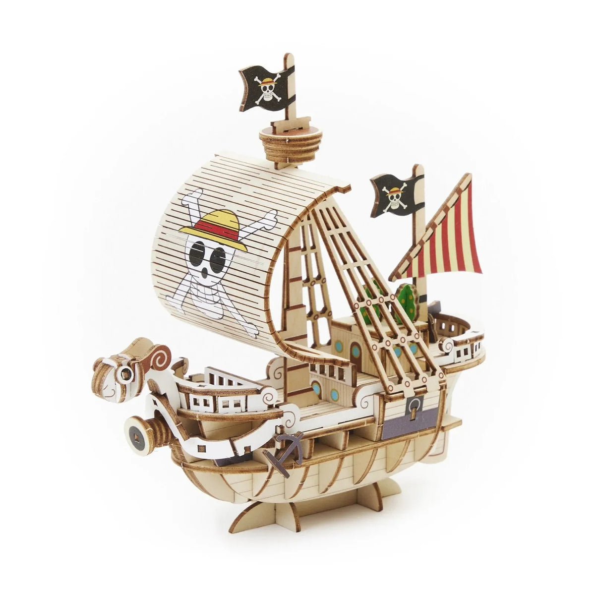 Modellschiff aus Holz mit Piratenflaggen und Totenkopf-Design auf dem Segel