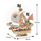 Holzmodell eines Schiffes mit Piratenflaggen und einem Totenkopf auf dem Segel, daneben Maße