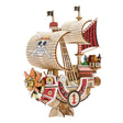 Holzmodell des Schiffes Thousand Sunny aus One Piece mit Totenkopf-Flagge und Löwenkopf am Bug