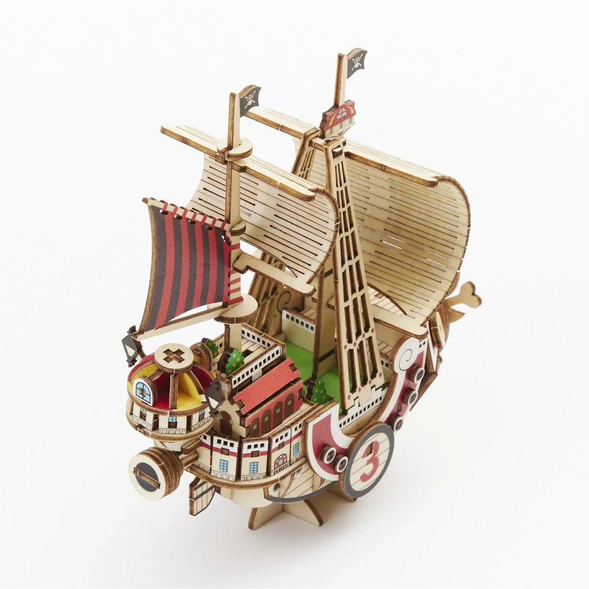 Holzmodell des Schiffes Thousand Sunny aus One Piece mit roten und schwarzen Segeln
