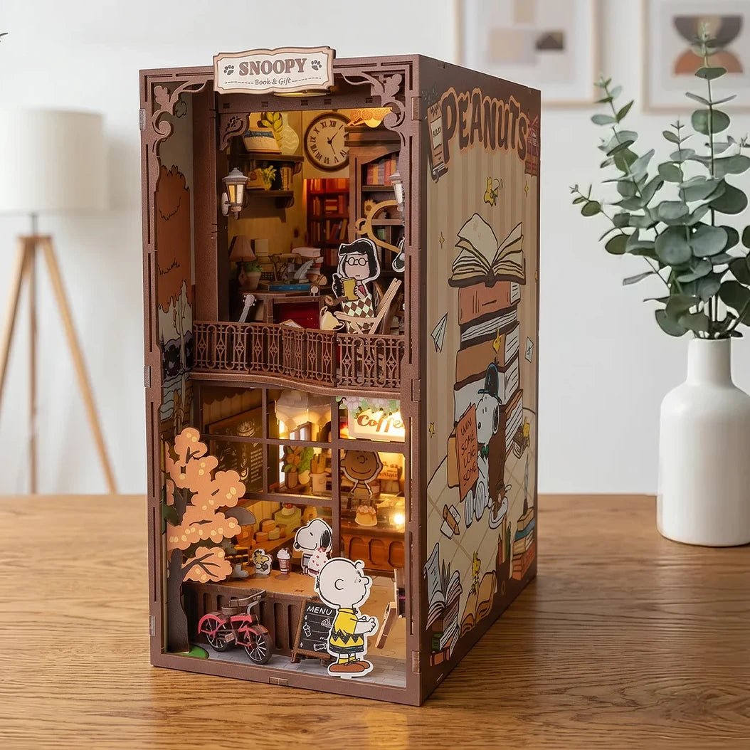 Peanuts - Snoopy - Book Nook