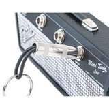 Detailaufnahme des Fender Klinkenstecker-Schlüsselanhängers in der Input-Buchse des Jack Rack