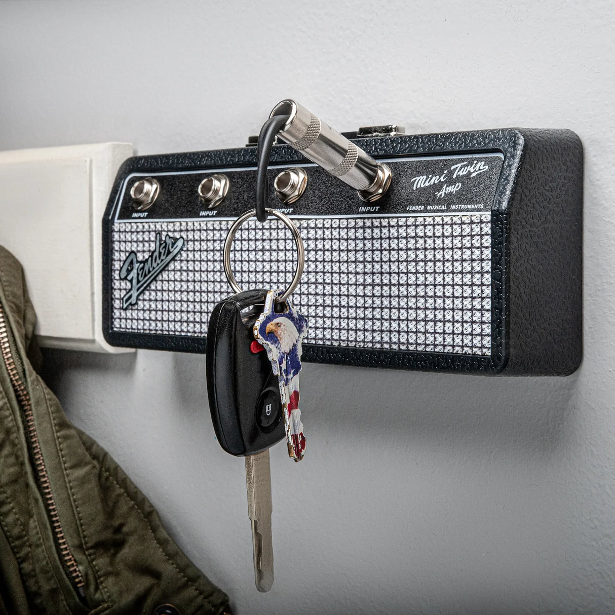 Wandmontierter Pluginz Fender Mini Twin Amp Schlüsselhalter mit Autoschlüssel in der Garderobe