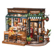 Miniatur-Restaurant mit Teddybär am Tisch, Bierhähnen und Menütafeln