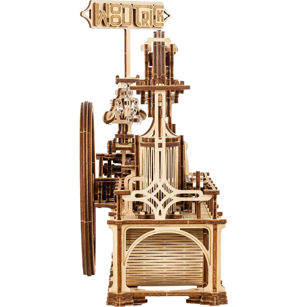 Mechanisches Holzmodell einer Dampfmaschine mit Schwungrad und Zahnrädern