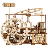 Mechanisches Holzmodell einer Dampfmaschine mit Zahnrädern und Schwungrad