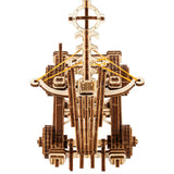 Modell einer Armbrust aus Holzbauteilen mit Gummibandmechanik