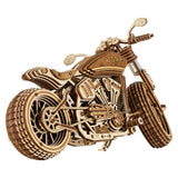 Modellmotorrad aus Holz mit detaillierten Bauteilen